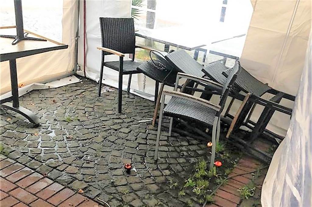 Verwüstetes Gastro-Zelt: „Wir sind traurig und entsetzt“ Auf dem Boden der Pizzeria Enzo in Lütgendortmund verteilten sich die Weihnachtskugeln. Stühle wurden umgeschmissen.