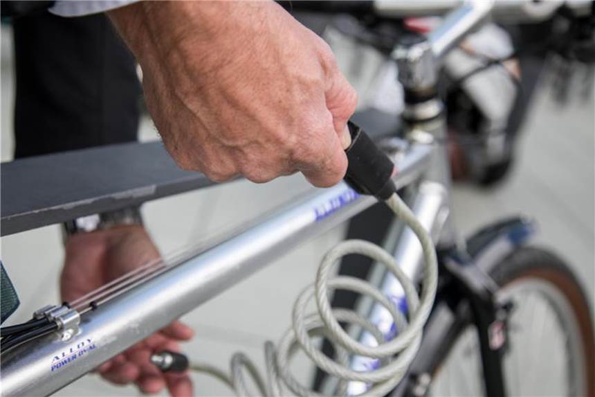 Wann das Fahrrad in die Wohnung darf Auf dem Bürgersteig müssen Mieter ihr Rad nicht anschließen. Zur Nutzung von Fahrradständern im Innenhof können sie aber verpflichtet werden. Foto: Christin Klose