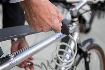 Auf dem Bürgersteig müssen Mieter ihr Rad nicht anschließen. Zur Nutzung von Fahrradständern im Innenhof können sie aber verpflichtet werden. Foto: Christin Klose