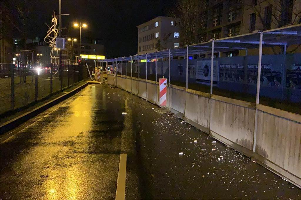 Orkan Sabine in NRW: Bahnverkehr normalisiert sich, Haus wird abgerissen Auf dem Burgwall wurde eine ganze Baustelle auf die Fahrbahn geweht.