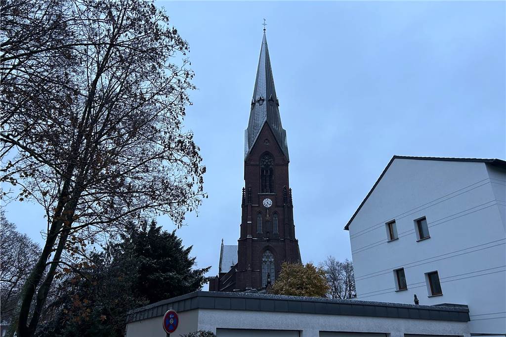 Auf dem Dach der Marienkirche ist der erste Schnee zu sehen