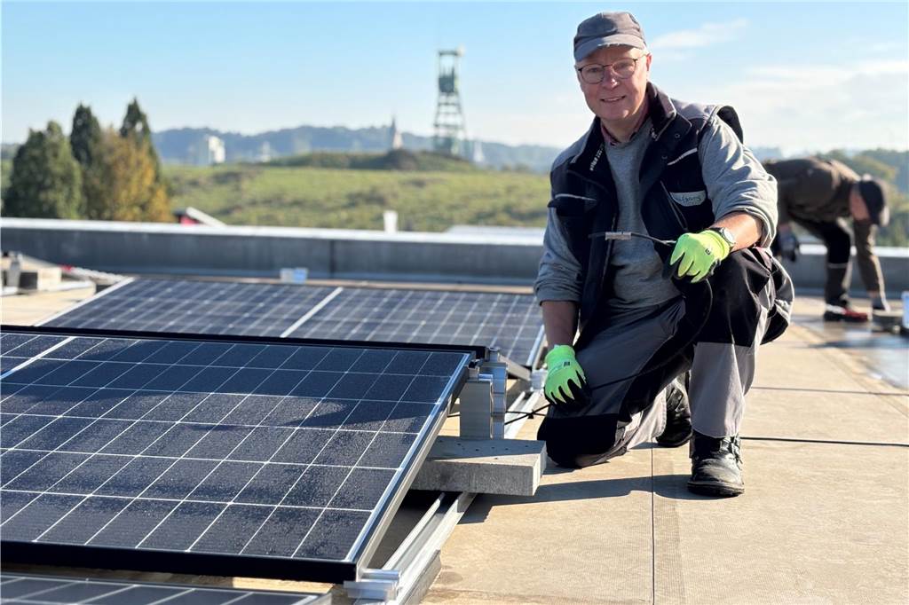Sie waren Solarpioniere: Wie BürgerSolar die Energiewende anstupste Auf dem Dach der WeWoLe-Werkstatt im Erin-Park im Herbst 2024: Rentner Wolfgang Lipperheide (65) hat bei der Gemeinschaftsenergie viele Mitstreiter und war bei den Arbeitseinsätzen gern dabei.