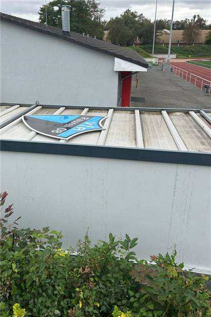 Verschwundenes Vereinslogo des VfR Rauxel taucht wieder auf im Stadion Auf dem Dach des VfR-Verkaufscontainers im Stadion an der Bahnhofstraße tauchte das Rauxeler Vereinswappen nun wieder auf.