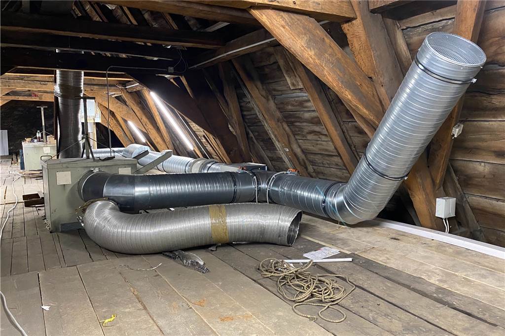 Halbzeit im Kapuzinerkloster in Werne: Renovierungen schreiten voran Auf dem Dachboden befindet sich eine neue Belüftungsanlage, die den Kirchenraum mit Frischluft versorgt und die Luft im Innenraum reinigt.