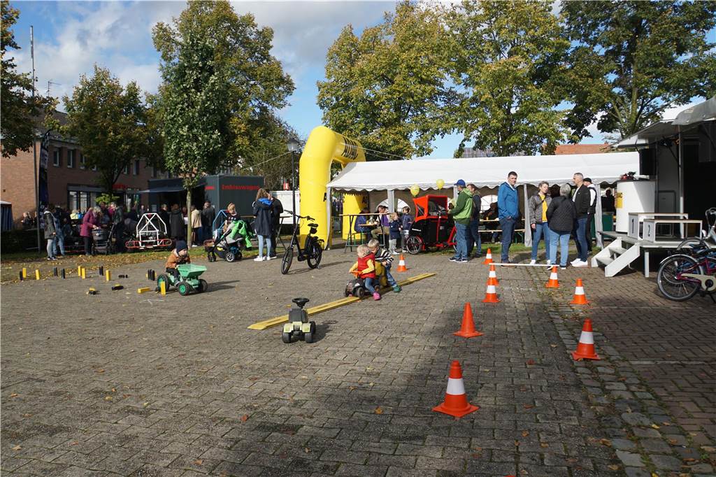 Auf dem ehemaligen Amtsplatz hatte der MSC-Herbern (Motorsportclub 1983 e.V.) Motorcrossautos und Karts ausgestellt. Zusätzlich gab es in Gemeinschaft mit dem ADAC die Möglichkeit, an einem Fahrrad-, Laufrad- oder einem Bobbycar-Parcours teilzunehmen