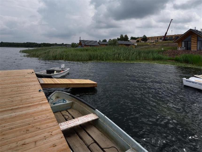 Touristen statt Kohle: Frühere Tagebaue werden Ferienziele Auf dem ehemaligen Areal eines Tagebaus, dem Muldestausee in der Dübener Heide, ist das See- und Waldresort Gröbern mit Ferienhäusern und einem Hotel entstanden. Foto: Thomas Schöne