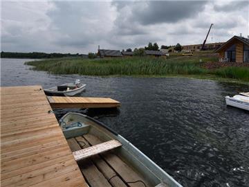 Auf dem ehemaligen Areal eines Tagebaus, dem Muldestausee in der Dübener Heide, ist das See- und Waldresort Gröbern mit Ferienhäusern und einem Hotel entstanden. Foto: Thomas Schöne
