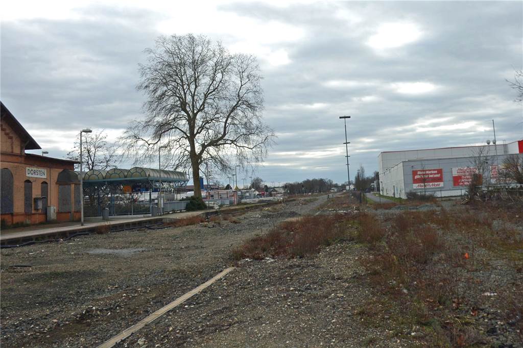Innenstadt von Dorsten: An allen Ecken und Enden wird in diesem Jahr gebuddelt und gebaut Auf dem ehemaligen Gleisbett entlang des hinteren Bereich des Media-Markts (rechts) soll ein ganz neuer Fuß- und Radweg Richtung Hohe Brücke entstehen, der auch Teil des geplanten Fitnessrouten-Systems wird.