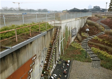 Auf dem ehemaligen Güterbahnhof-Areal in Duisburg könnte ein Designer-Outlet-Center entstehen. Auf diesem Gelände fand 2010 die Loveparade statt, auf der nach einer Massenpanik 21 Menschen starben. 