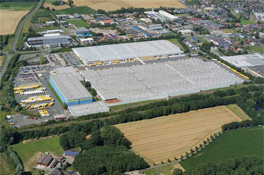 Auf dem ehemaligen Ikea-Gelände Werne entsteht ein neues Logistikzentrum. Das vordere Gebäude 1 (Fläche entlang der Baumreihe) wird abgerissen. Diskussionen gibt es über die geplanten Lkw-Stellplätze.