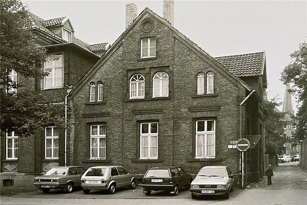 In diesem Gebäude auf dem ehemaligen Schüttenwall befand sich erst ein Krankenhaus und dann ein Kinderheim