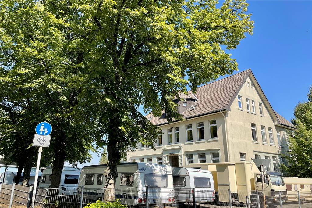 Auf dem ehemaligen Schulhof der Loh-Grundschule stehen Wohnwagen.
