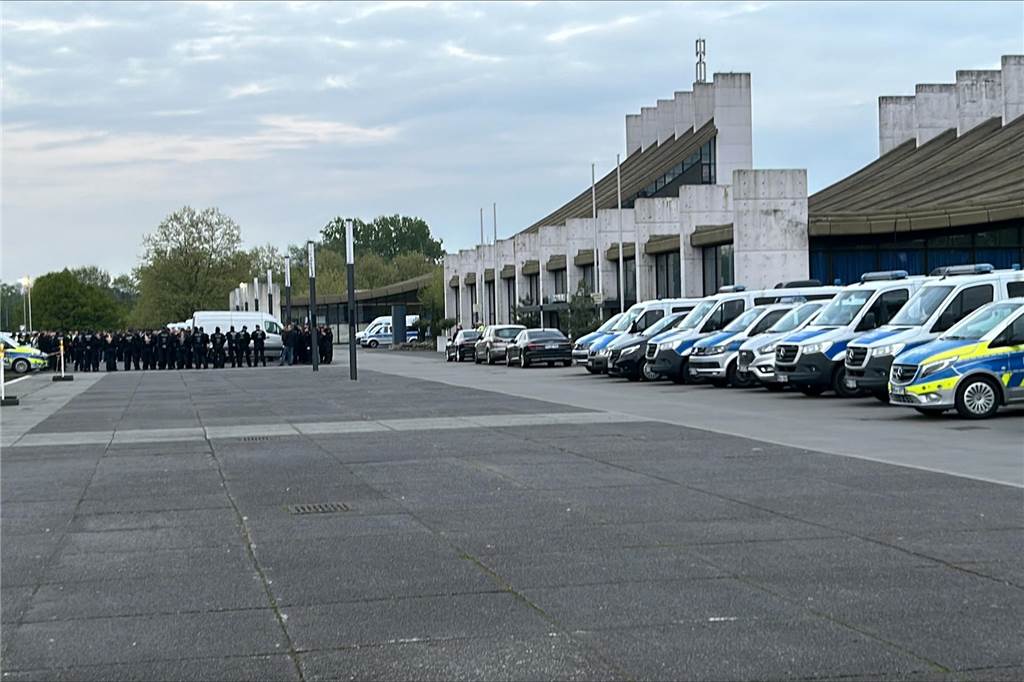 Auf dem Europaplatz in Castrop-Rauxel versammelte sich die Polizei für eine Razzia im Saunaclub Penelope und an fünf anderen Standorten in der Region.