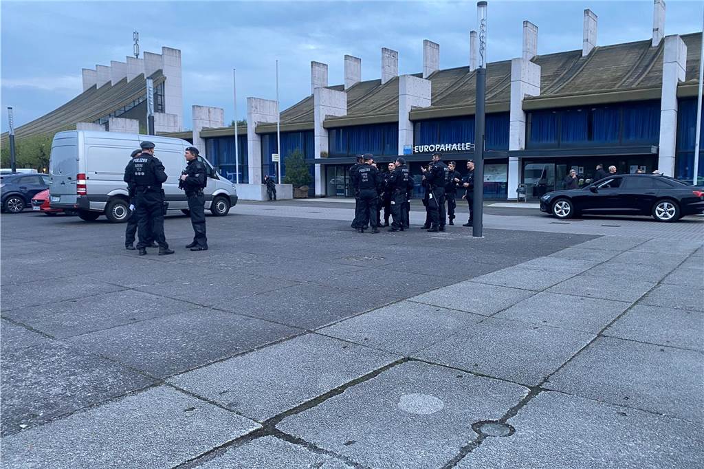 Auf dem Europaplatz in Castrop-Rauxel versammelte sich die Polizei für eine Razzia im Saunaclub Penelope und an fünf anderen Standorten in der Region.