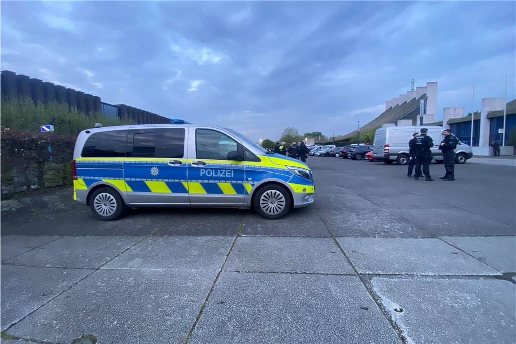 Auf dem Europaplatz in Castrop-Rauxel versammelte sich die Polizei für eine Razzia im Saunaclub Penelope und an fünf anderen Standorten in der Region.