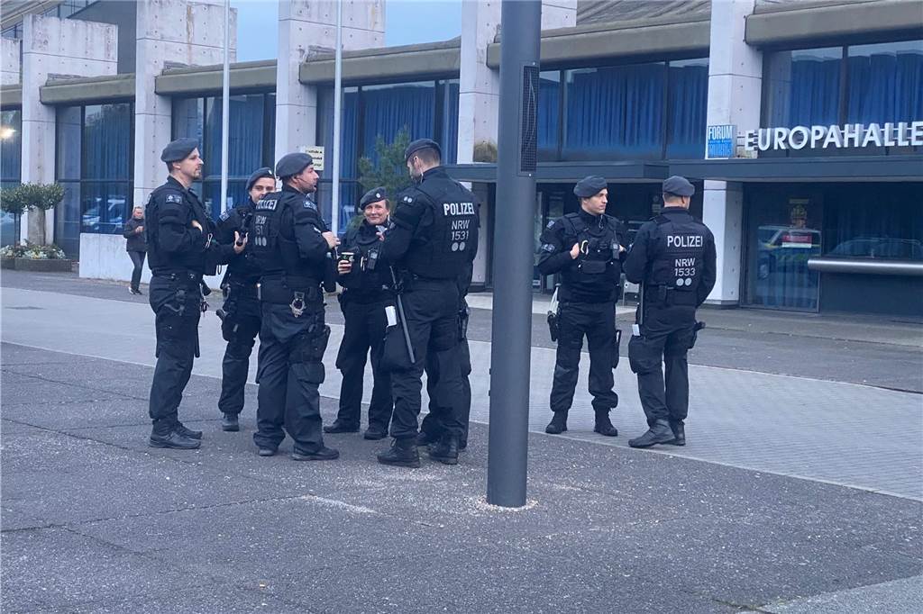 Auf dem Europaplatz in Castrop-Rauxel versammelte sich die Polizei für eine Razzia im Saunaclub Penelope und an fünf anderen Standorten in der Region.
