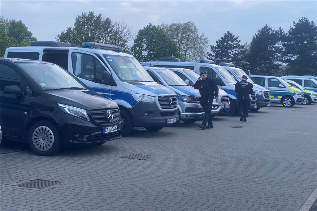 Auf dem Europaplatz in Castrop-Rauxel versammelte sich die Polizei für eine Razzia im Saunaclub Penelope und an fünf anderen Standorten in der Region.