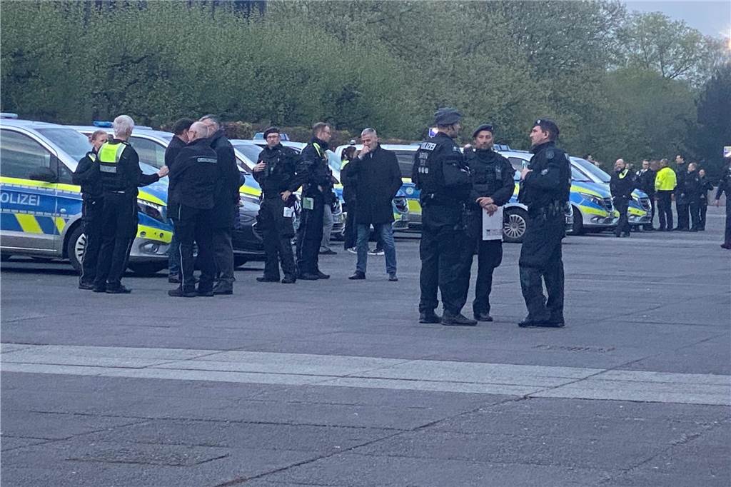 Auf dem Europaplatz in Castrop-Rauxel versammelte sich die Polizei für eine Razzia im Saunaclub Penelope und an fünf anderen Standorten in der Region.