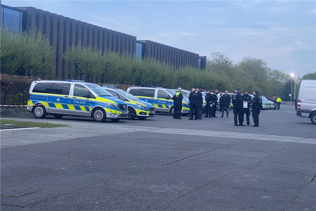 Auf dem Europaplatz in Castrop-Rauxel versammelte sich die Polizei für eine Razzia im Saunaclub Penelope und an fünf anderen Standorten in der Region.