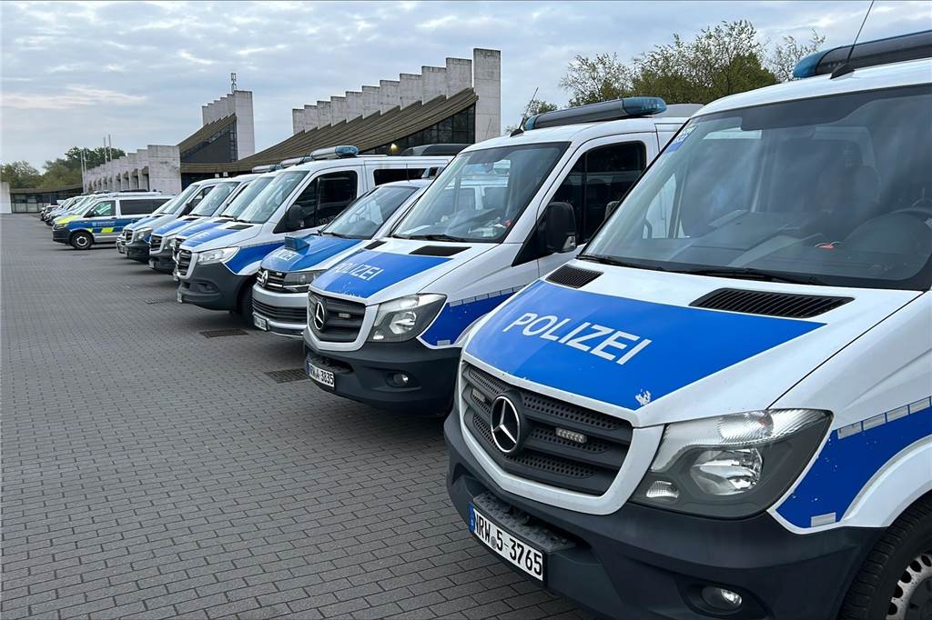 Auf dem Europaplatz in Castrop-Rauxel versammelte sich die Polizei für eine Razzia im Saunaclub Penelope und an fünf anderen Standorten in der Region.