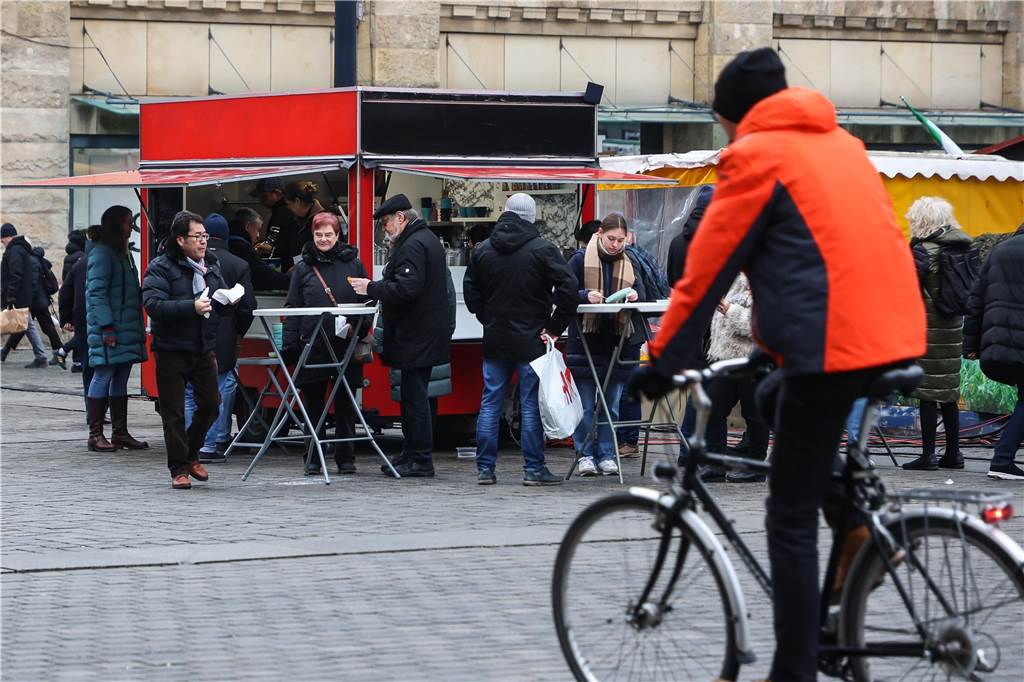 Auf dem Fahrrad über die Marktfläche - das ist mittwochs und samstags nicht erlaubt, wird aber dennoch von vielen gemacht.