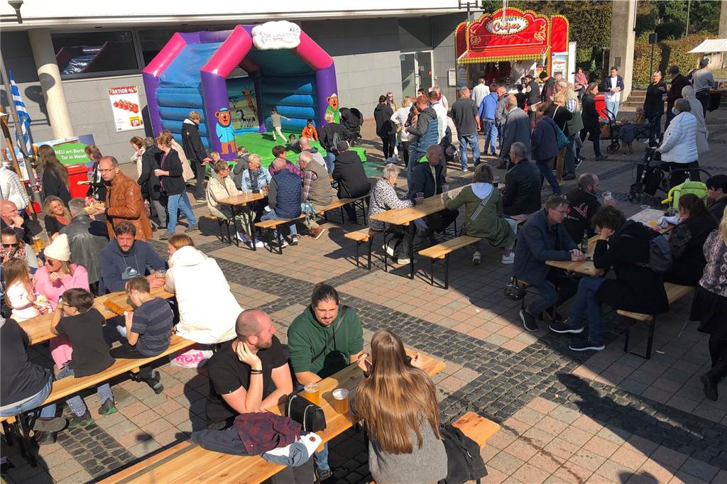 Herbstfest profitiert vom schönen Wetter: „Die Stadt lebt“ Auf dem Feierabendmarkt genossen die Besucher das schöne Wetter und die Kinder das Toben auf der Hüpfburg.