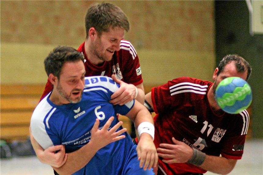Hitziges Bezirksligaduell endet mit Dönerwurf Auf dem Feld ging es zwischen der DJK Saxonia (in blau) und dem Wittener TV schon mächtig zur Sache. Die Szenen auf der Tribüne rückten den sportlichen Aspekt allerdings in den Hintergrund.