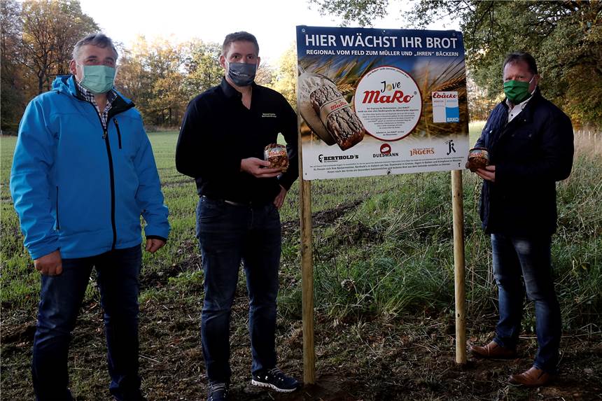 Flaesheimer Landwirt sät Roggen für Bäcker Brinkert Auf dem Feld von Landwirt Christian Schulte-Althoff (l.) wächst der Roggen, den Bäcker Berthold Brinkert (M.) und Markus Heuermann (Ebäko) zum regionalen RoDi Brot verarbeiten.