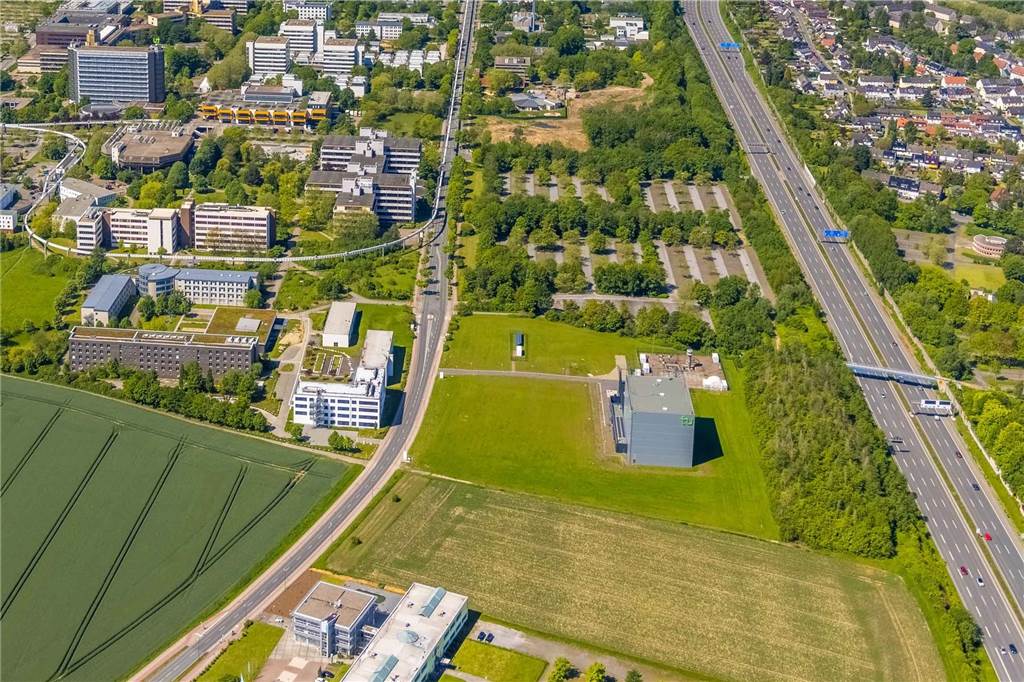 Solar-Feld und neues Windrad an der Uni: TU plant Energie-Projekte Auf dem Feld zwischen Emil-Figge-Straße (Mitte) und A40 (re.) unten rechts soll die Photovoltaik-Anlage entstehen.