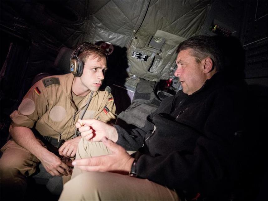 Gabriel fordert Reformen vom Irak Auf dem Flug von Kuwait nach Bagdad unterhält sich Gabriel mit einem Crewmitglied der Bundeswehr. Foto: Kay Nietfeld