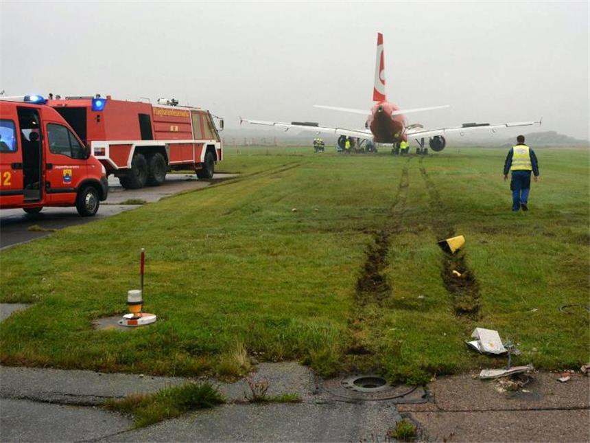 Flieger von Air Berlin schießt über Sylter Landebahn hinaus Auf dem Flughafen von Sylt ist die Maschine über die Landebahn hinausgeschossen und erst 50 Meter dahinter zum Stehen gekommen. Foto. Jörg Elias/Feuerwehr Westerland Foto: Jörg Elias