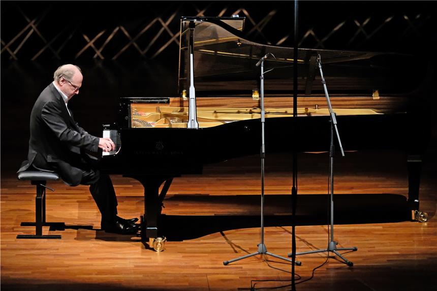 Pianist Hamelin wagte Gefühlsausbrüche im Musikforum Bochum Auf dem Foto mal ganz in Ruhe: Marc-André Hamelin gestaltete ein gefeiertes Konzert im Musikforum Bochum.