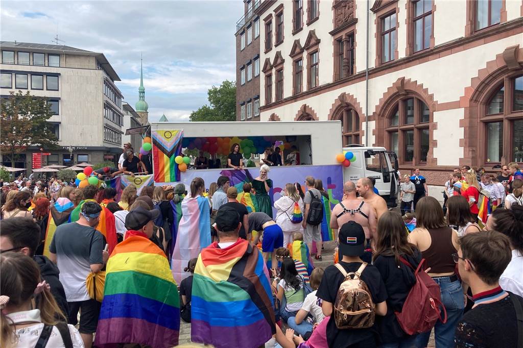 Zwischen Party und Protest: 7000 Menschen feierten CSD-Parade in Dortmund Auf dem Friedensplatz feierten die gut 5000 Teilnehmerinnen und Teilnehmer die Abschlusskundgebung des CSD.