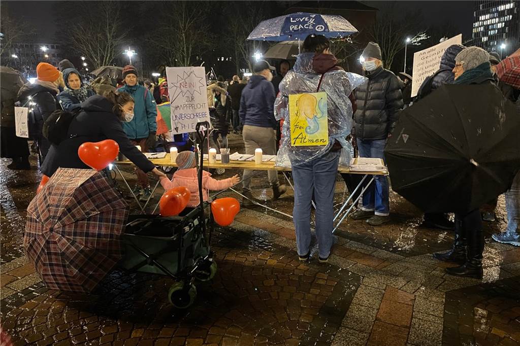 Schwerterin sammelt Unterschriften gegen die Impfpflicht: „Die Hölle auf Erden“ Auf dem Friedensplatz in Dortmund sammelte die Schwerterin (unter dem Schirm) ihre Unterschriften, vor Beginn des „Corona-Spaziergangs“.