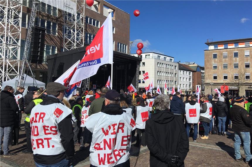 Verdi-Warnung: „Wir können noch zulegen‘ Auf dem Friedensplatz wehen die Verdi-Fahnen.