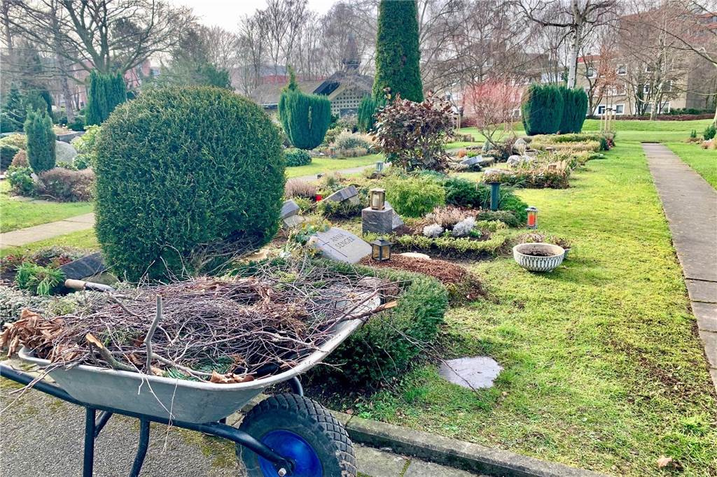 Unbekannte schänden fast 100 Gräber: „Ich kann es immer noch nicht fassen“ Auf dem Friedhof in Berghofen herrscht schon halbwegs wieder Ordnung.