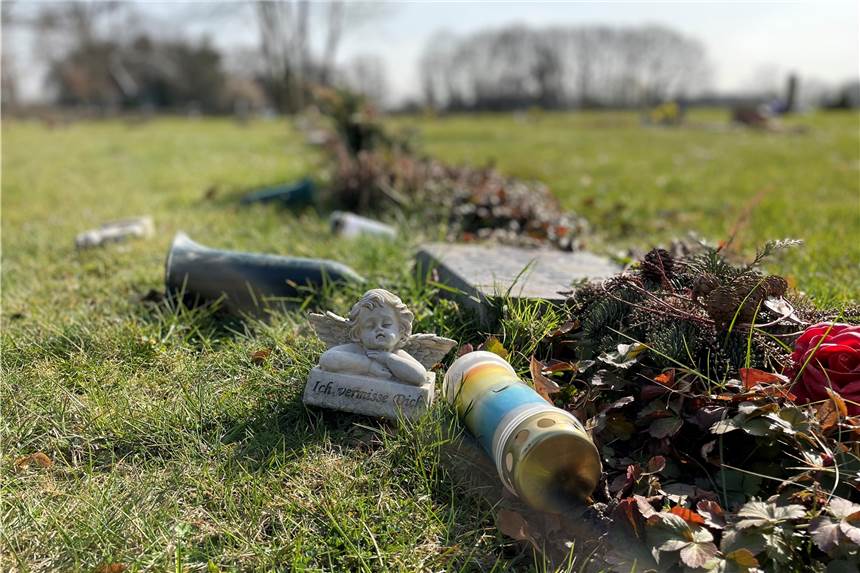 Unbekannte schänden zahlreiche Grabstätten auf dem Friedhof in Gahlen Auf dem Friedhof in Gahlen sind zahlreiche Grabstellen verwüstet worden, auch Rasengräber.