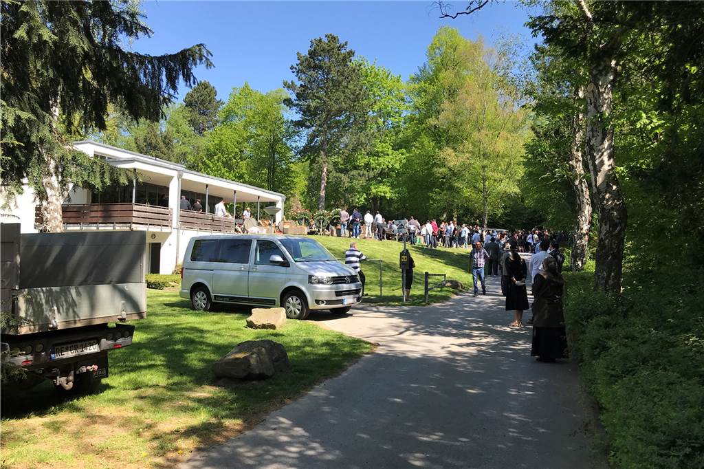 Ordnungsamts-Chef zieht Bilanz: Müssen nicht immer mit der Bußgeld-Keule kommen Auf dem Friedhof in Merklinde fand im Mai eine Trauerfeier mit mehreren hundert Personen statt. Begleitet wurde die Beerdigung vom Ordnungsamt und der Polizei.