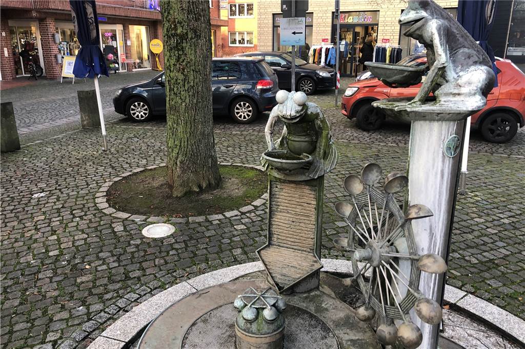 Martin Tesing: „Rahmenplan Ortsmitte kommt auf Zielgrade“ – Das sind die Ideen Die vielen parkenden Autos auf dem Froschbrunnenplatz, der „guten Stube" Raesfelds, störten Planerin Sonja Pack-Hast. Dort sollen einige Parkplätze aufgegeben werden.