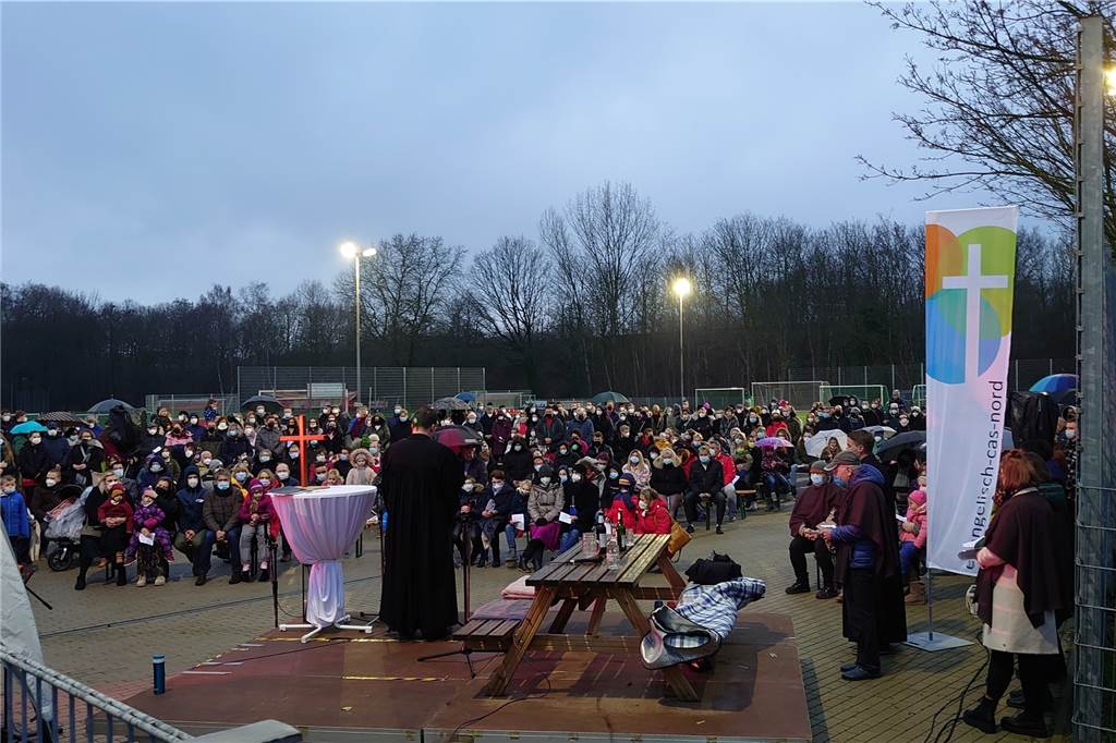 Nach Feuer: Kirche und Gemeindezentrum sind weiter nicht nutzbar Auf dem Fußballplatz des TuS Henrichenburg feierte die Gemeinde das Weihnachtsfest 2021.