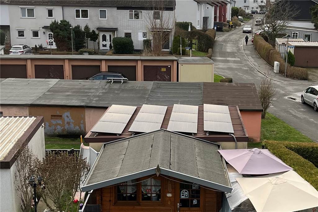 Ehepaar zahlt 37.000 Euro für Solaranlage, kann sie aber nicht nutzen Auf dem Garagendach in der Bildmitte sind die Solar-Panele zu erkennen, die bisher keinen Strom liefern