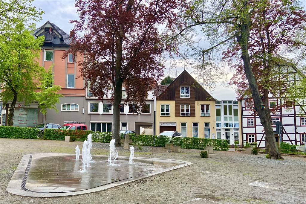 Warburg: 1000 Jahre Geschichte am äußersten Ostrand von NRW Auf dem Gebrüder-Warburg-Platz laden viele Bänke zum Verweilen ein.
