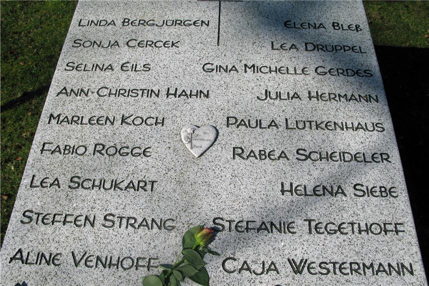 Linda starb 2015 bei der Germanwings-Katastrophe. Für ihre Familie blieb die Welt stehen. Auf dem Gedenkstein wird an alle 18 Opfer der Flugzeugkatstrophe erinnert, die der Schulgemeinde des Joseph-König-Gymnasiums in Haltern angehörten.