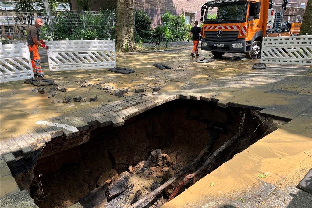 Wasser in Klinik, Bäume auf Gleisen: Gewitter richtet in Dortmund große Schäden an Auf dem Gehweg der Beurhausstraße klafft ein großes Loch.