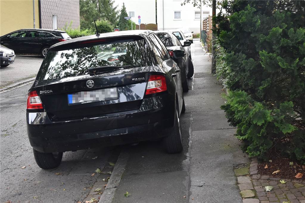 Gesperrter Weg: „Wer nicht mehr laufen kann, kippt unterwegs um“ Auf dem Gehweg parkende Autos zwingen Rollatorfahrer auf die Straße auszuweichen.