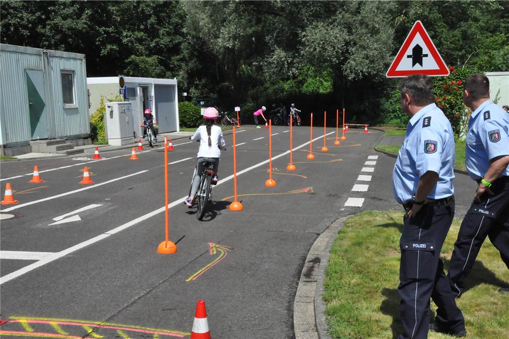 Rainer Strehl zeigt sicheres Radfahren: Jugendverkehrsschule wird 30 Auf dem Gelände der Jugendverkehrsschule haben schon viele Kinder sicheres Radeln gelernt.