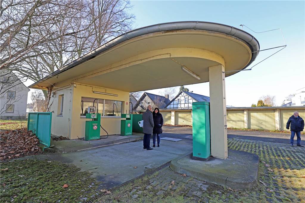 Bis zu 90 Wohnungen: Neustart für Sanierung ehemaliger Polizeikaserne Auf dem Gelände der Polizeikaserne gibt es eine historische Tankstelle, die in die Planung integriert wird.