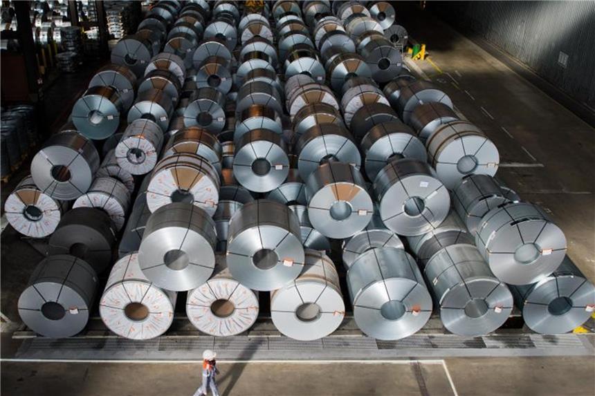 Deutsche Exporte gehen im März zurück Auf dem Gelände der Salzgitter AG liegen aufgewickelte Metallbänder (Archivbild). Der deutsche Außenhandel hat einen Dämpfer erhalten. Foto: Julian Stratenschulte