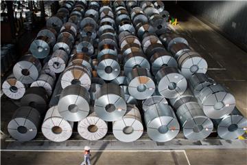 Auf dem Gelände der Salzgitter AG liegen aufgewickelte Metallbänder (Archivbild). Der deutsche Außenhandel hat einen Dämpfer erhalten. Foto: Julian Stratenschulte