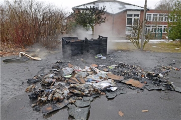 Auf dem Gelände der Wichernschule brannten am Samstagnachmittag Papiercontainer.